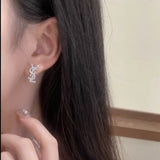 Brincos pequenos e requintados com letras de diamante completo, deslocamento diário versátil, brincos de design pequeno, brincos personalizados e premium 