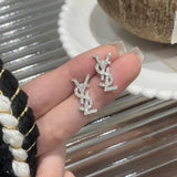 Brincos pequenos e requintados com letras de diamante completo, deslocamento diário versátil, brincos de design pequeno, brincos personalizados e premium 